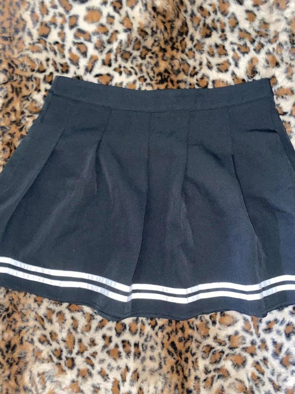 🖤🤍Hot Topic Black Pleated Skirt White Stripe 🖤🤍